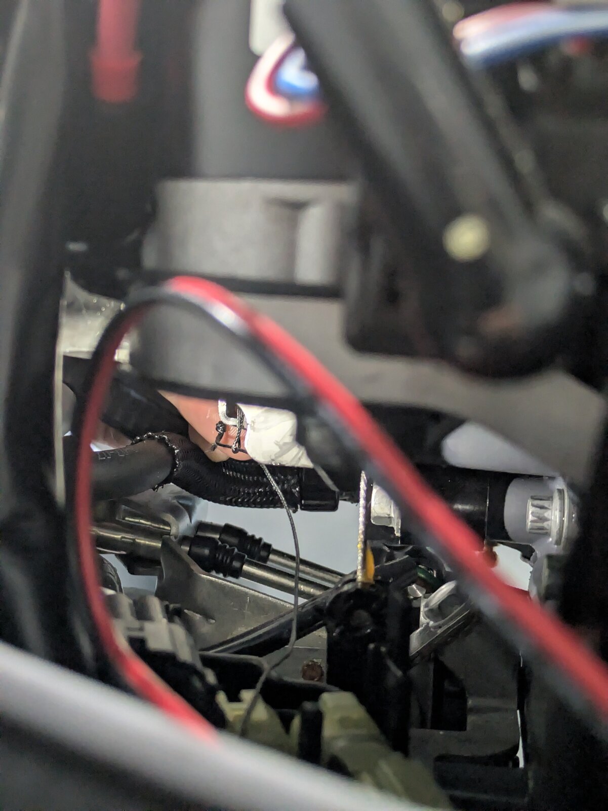 Alternative view showing the cable loop on the tab