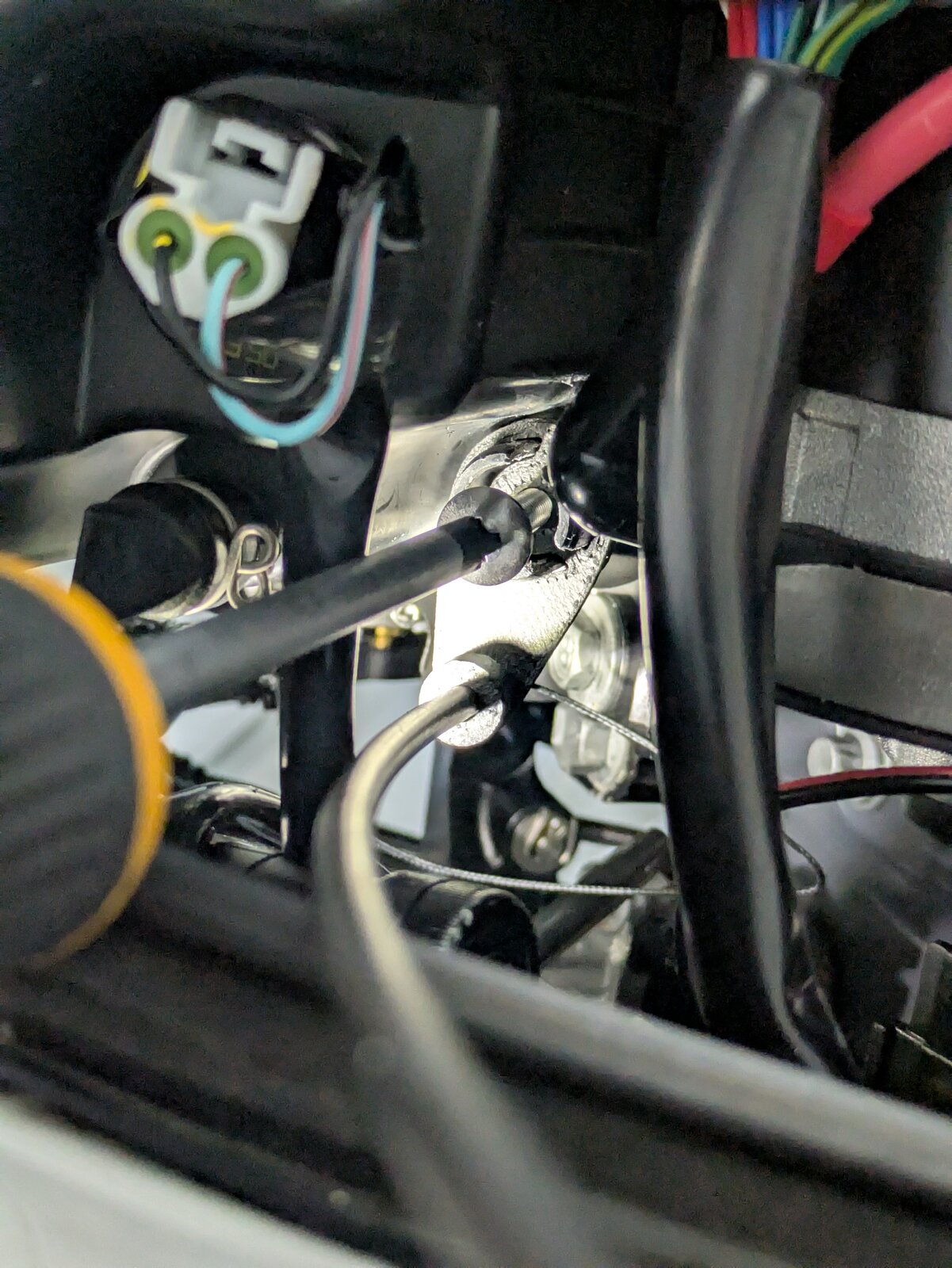 Installing the Bowden tube guide bracket using the original screw