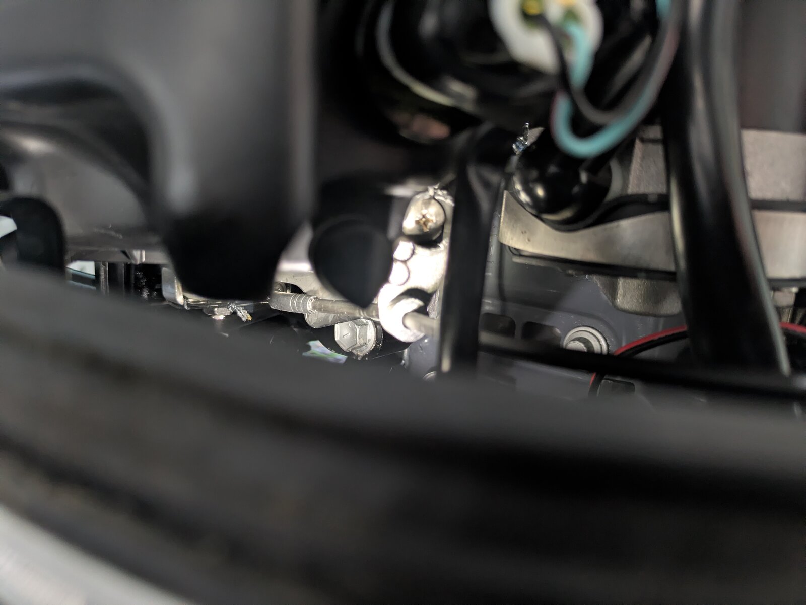 Bowden tube end cap properly resting against the bracket edge