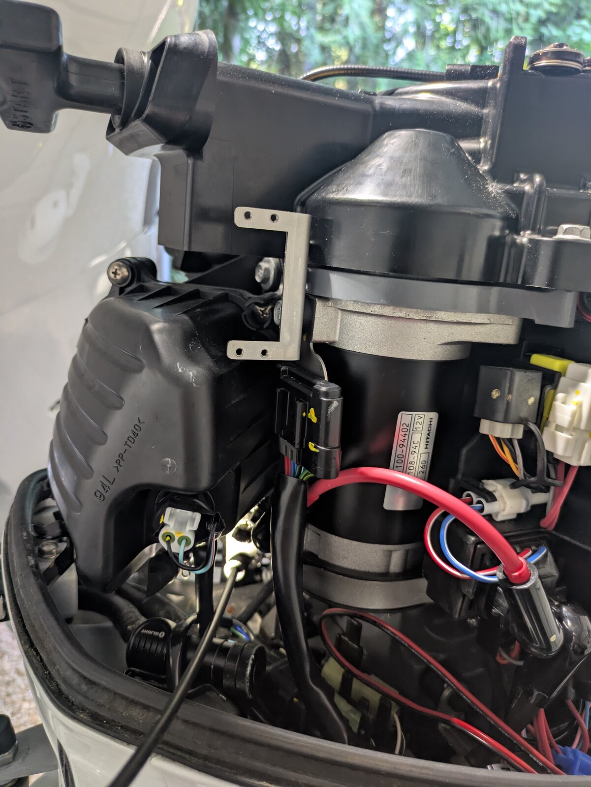 Servo mounting bracket installed using the existing engine bolt